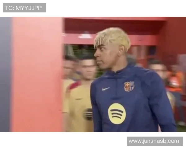 黄毛：从草根球场到世界舞台的足球传奇之路