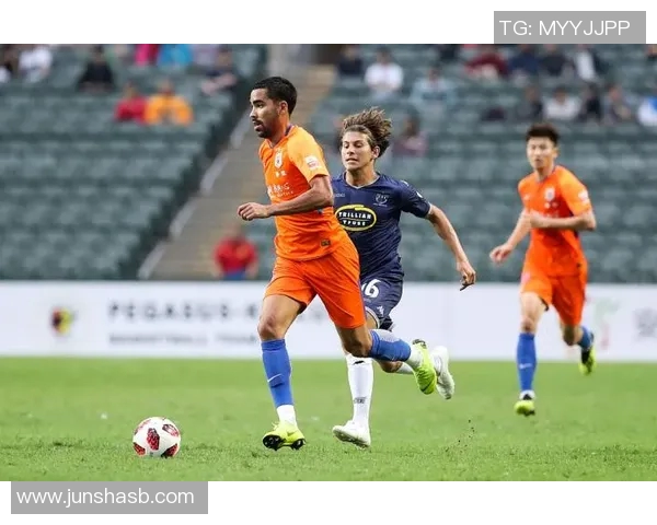 足球巨星温情时刻怀抱大鱼引发网友热议与欢乐讨论